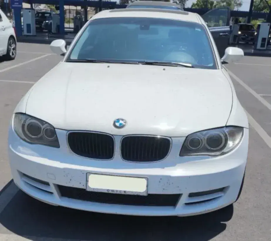 BMW blanco en la planta de revisión técnica